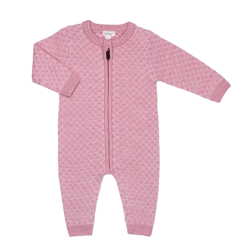 Rosa strikket babyoverall med diskret rutemønster og hel glidelås foran, forfra.