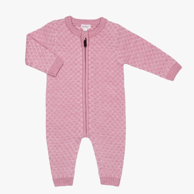 Rosa strikket babyoverall med diskret rutemønster og hel glidelås foran, forfra.