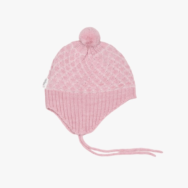 Rosa strikket babylue med øreklaffer, dusk og mønstret krone, med knytebånd.