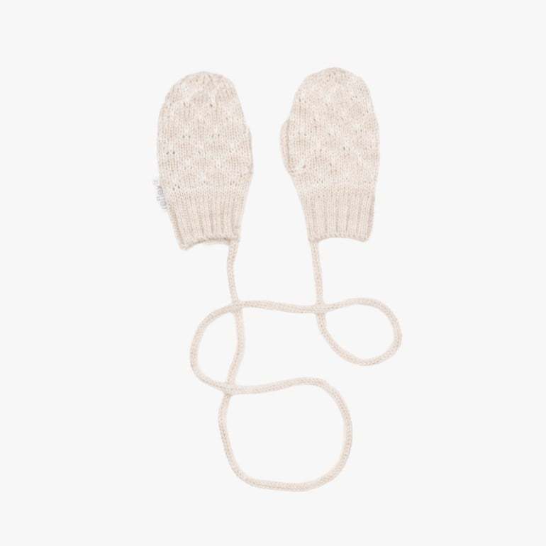 Lys beige strikkede babyvotter med ribbestrikkede mansjetter, forbundet med en snor.