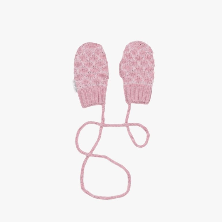 Par strikkede rosa babymittens med hvitt diamantmønster, forbundet med strikket snor.