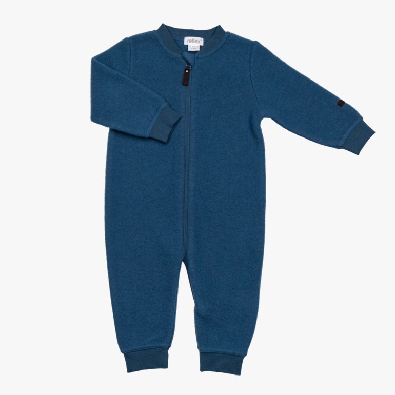 Blå langermet babyoverall i ull med glidelås foran, sett forfra.