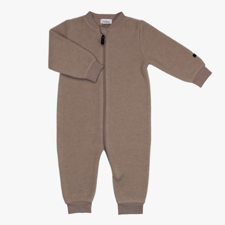 Frontbilde av en brun babyfleeceoverall med lange ermer, lange ben og en glidelås foran.