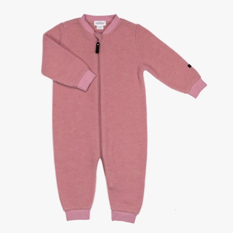 En støvrosa babyfleeceoverall med lange ermer, lange ben, ribbekanter og glidelås foran.