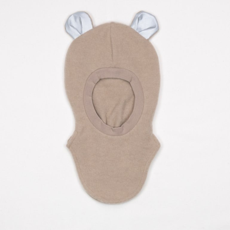 Beige fleecebalaklava med to lysblå ører på toppen, forfra.