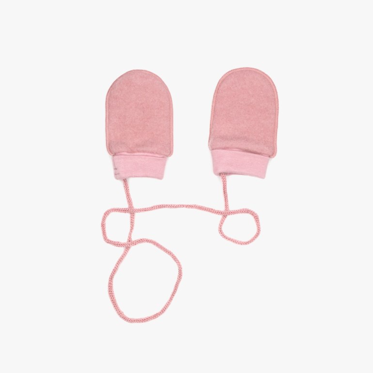 Rosa babyvotter med ribbestrikkede mansjetter, forbundet med en flettet snor, forfra.