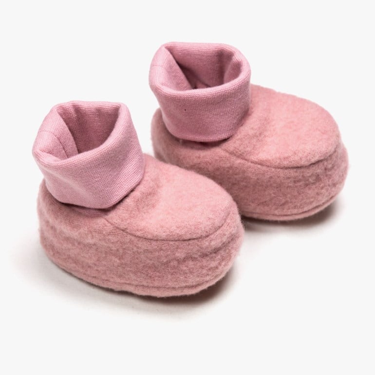 To rosa babybooties i filt med ribbestrikkede mansjetter vises fra en litt hevet forside.