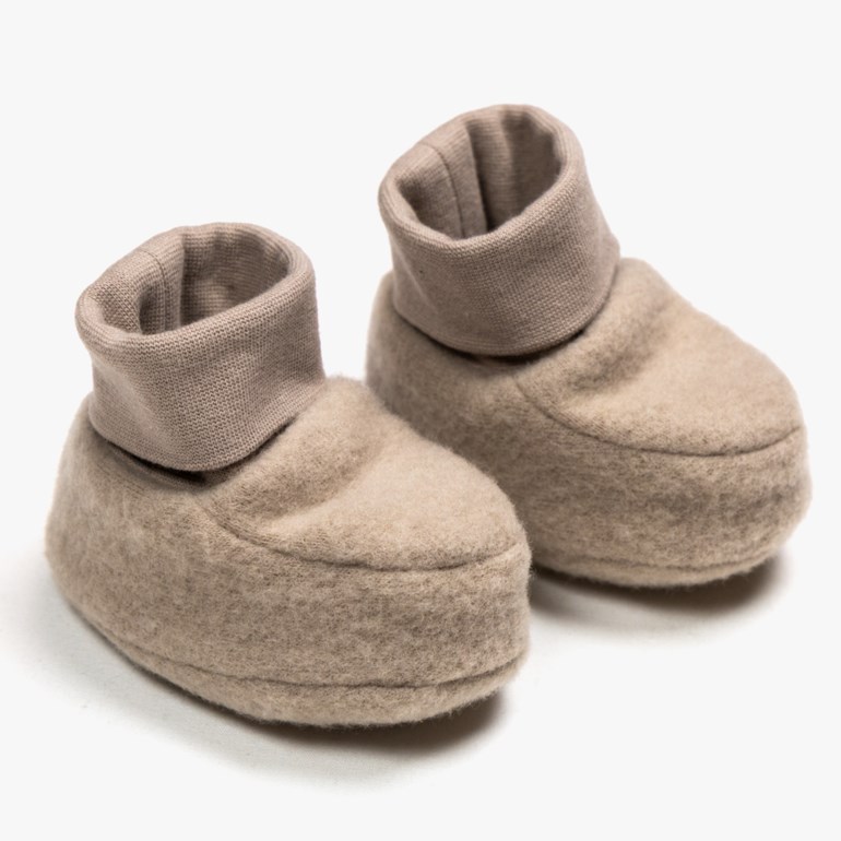 Et par lysebrune babybooties med filtkropp og ribbestrikkede mansjetter, vinklet forfra.