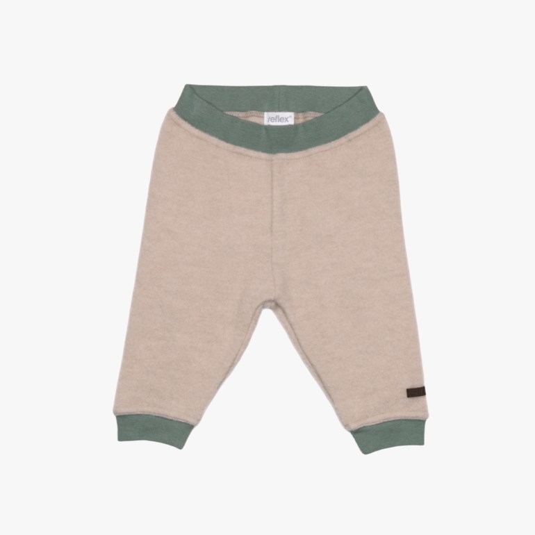 Beige babybukse med grønn ribbet midje og mansjetter, forfra.
