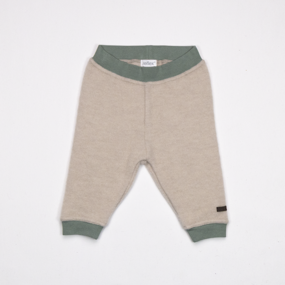 Beige babybukse med grønn ribbet midje og mansjetter, forfra.