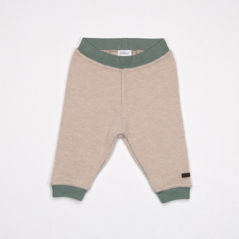 Beige babybukse med grønn ribbet midje og mansjetter, forfra.