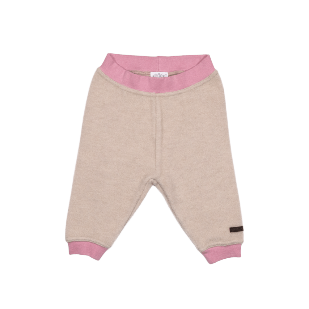 Beige babybukser med rosa elastisk midjebånd og mansjetter, detaljert med små merkelapper, flatlagt.