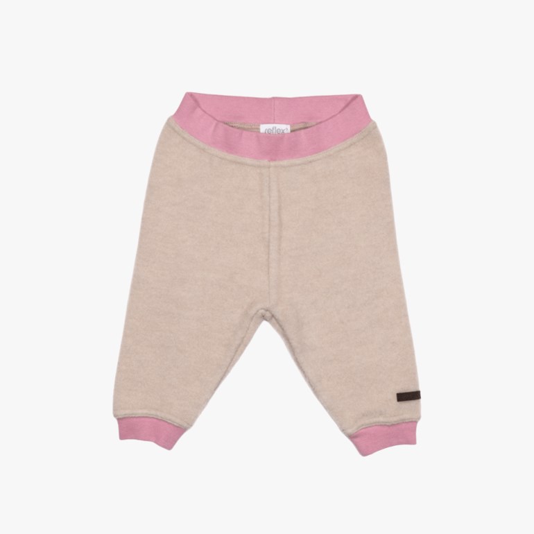 Beige babybukser med rosa elastisk midjebånd og mansjetter, detaljert med små merkelapper, flatlagt.