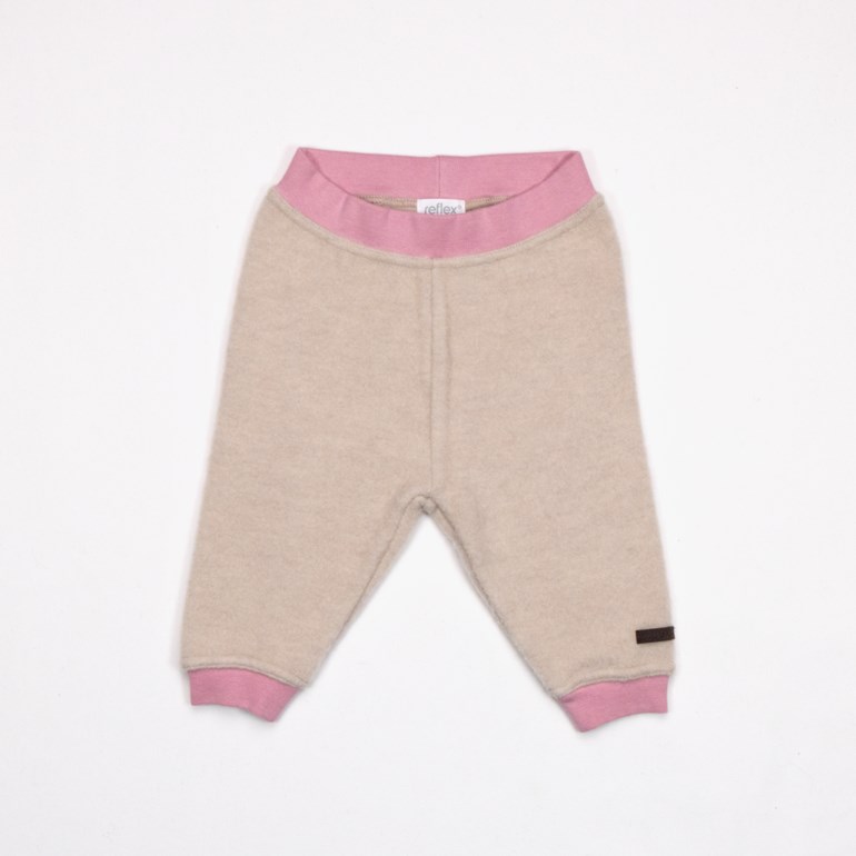 Beige babybukser med rosa elastisk midjebånd og mansjetter, detaljert med små merkelapper, flatlagt.