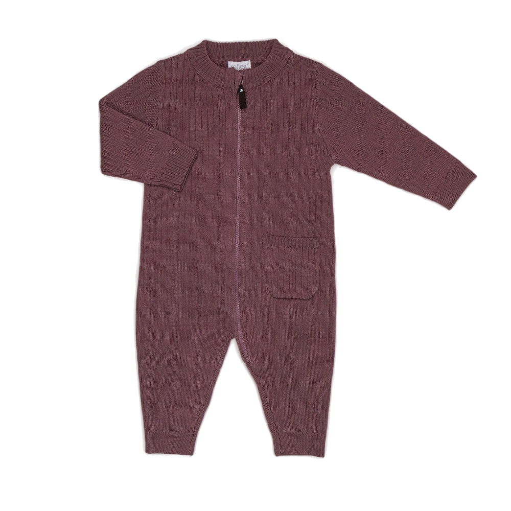 Forfra en vinrød strikket baby sparkedress med lange ermer, hel glidelås og en liten lomme.