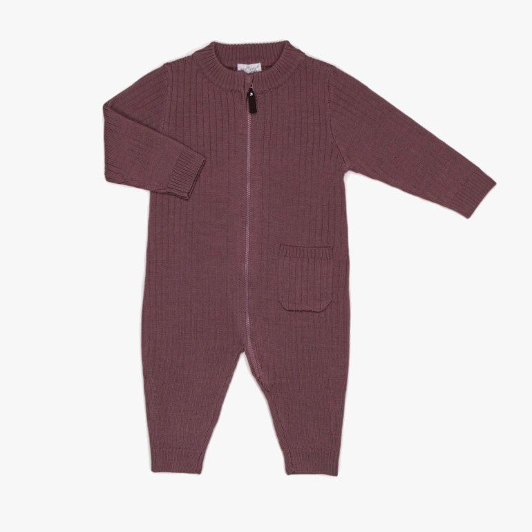 Forfra en vinrød strikket baby sparkedress med lange ermer, hel glidelås og en liten lomme.