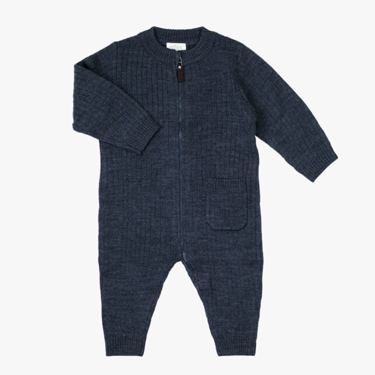 Mørkeblå ribbestrikket baby sparkedress med glidelås foran og en enkelt påsydd lomme.