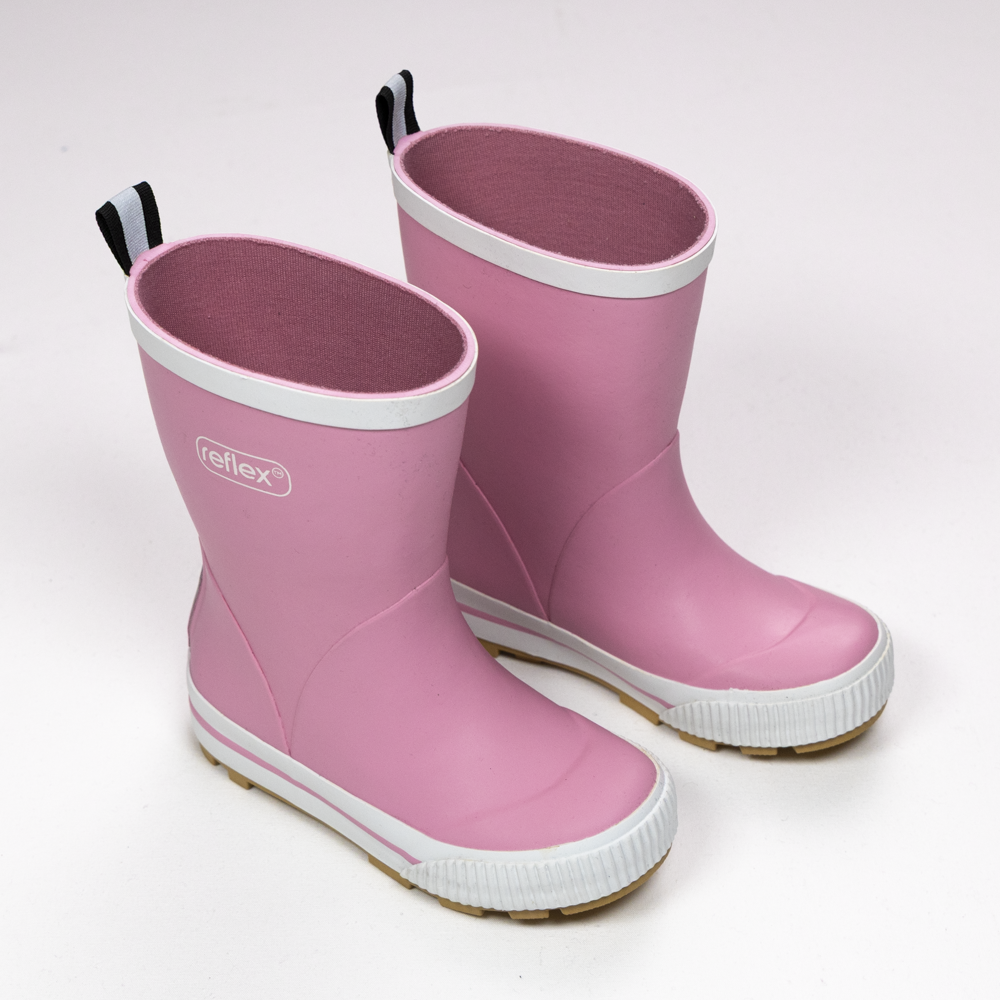 Et par rosa gummistøvler med hvit kant, riflet tåhette, hvit såle og svart-hvite trekkstropper.