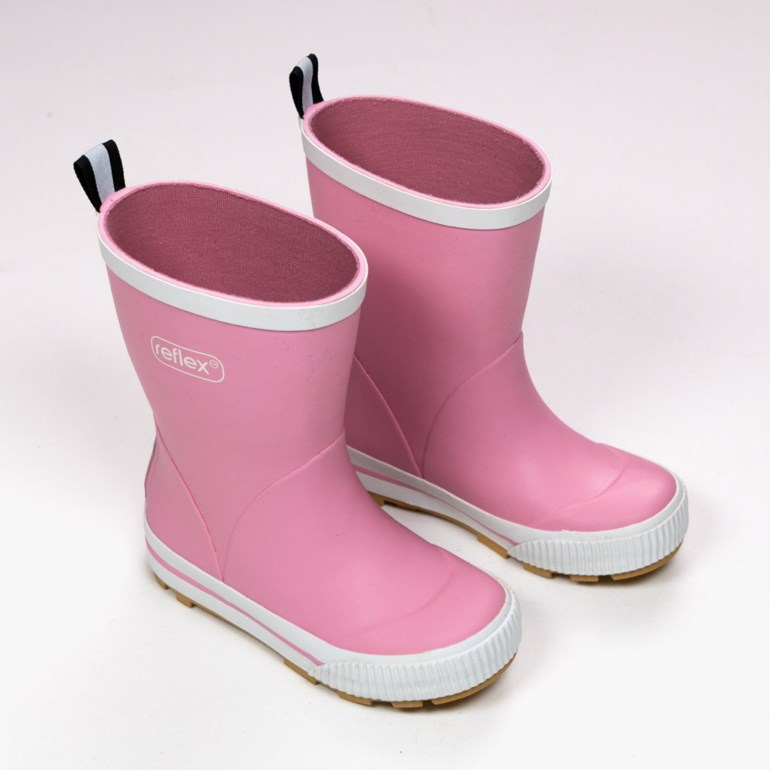 Et par rosa gummistøvler med hvit kant, riflet tåhette, hvit såle og svart-hvite trekkstropper.