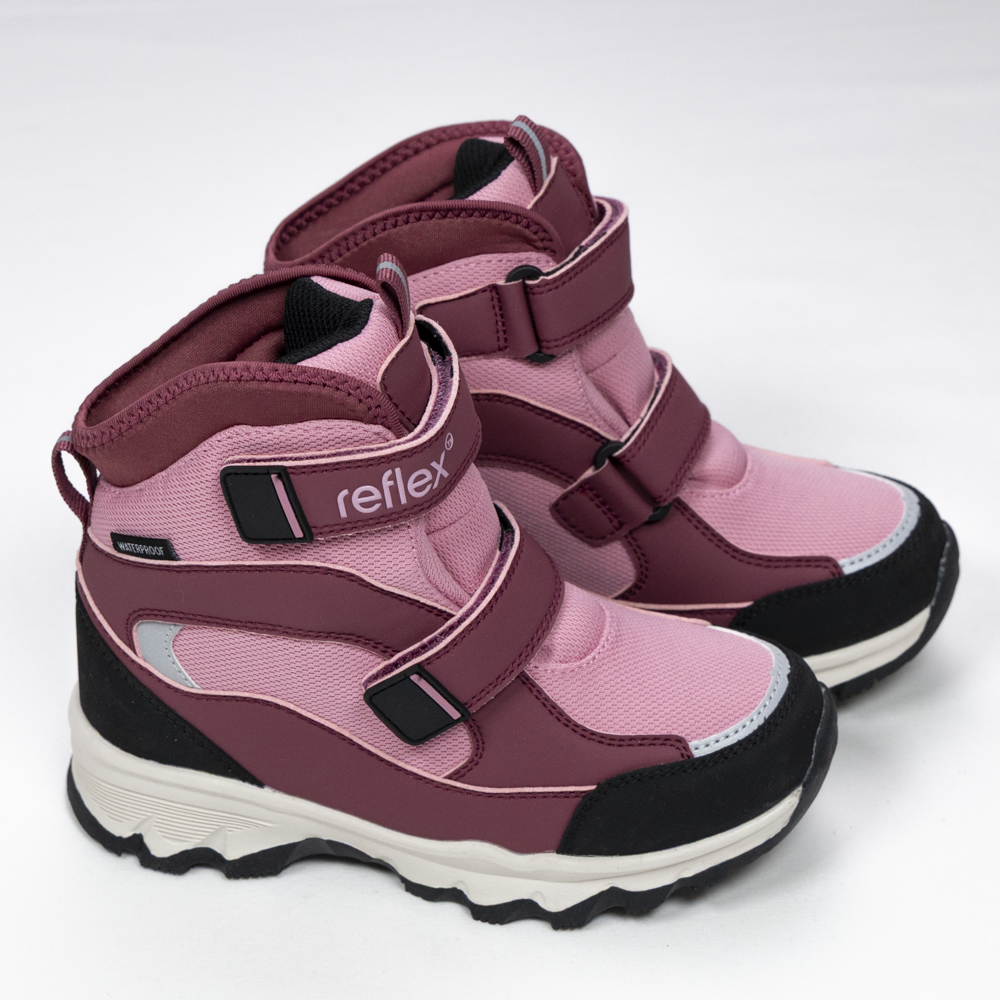 Et par rosa og burgunder Reflex vanntette vinterstøvler for barn med svarte detaljer og hvite såler.