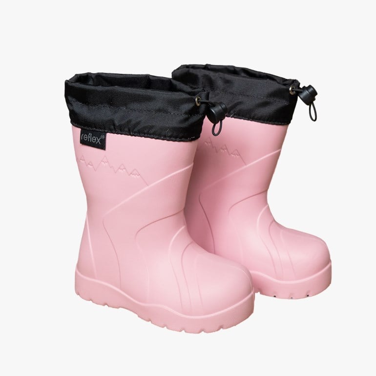 Et par rosa barnegummistøvler med svarte tekstilskaft med snøring.
