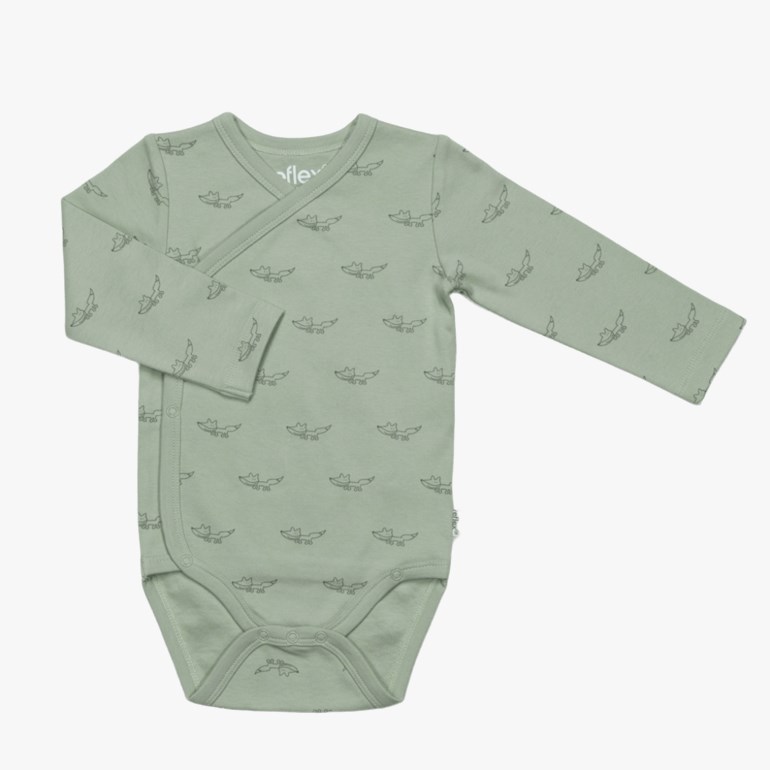 Babys langermede omslagsbody i salviegrønn med krokodillemønster og trykknapper.