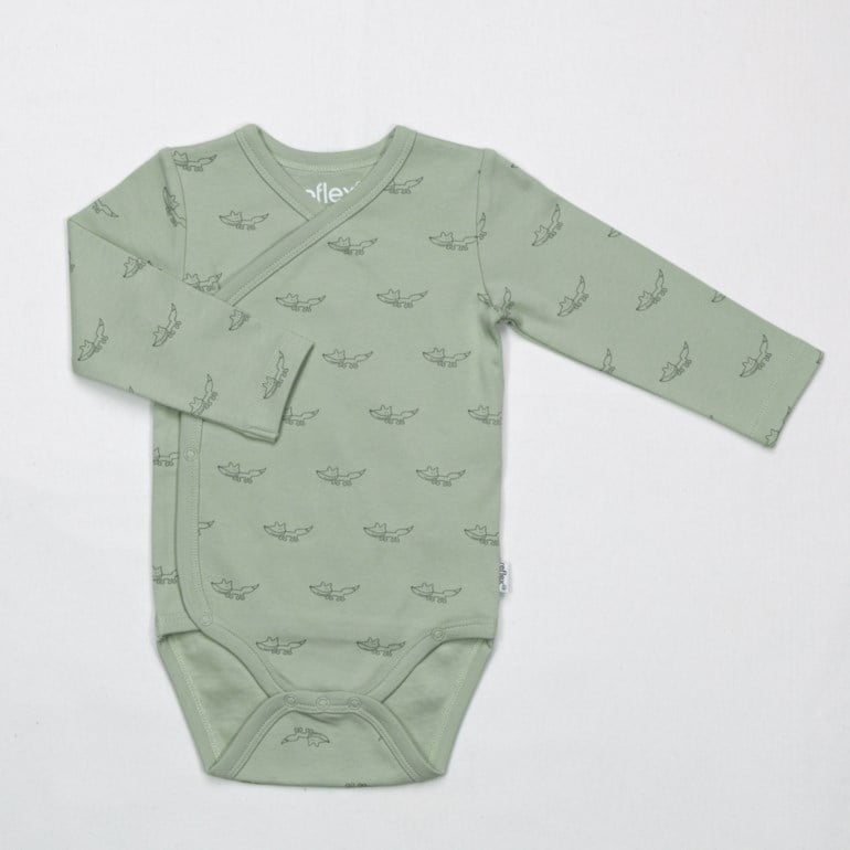 Babys langermede omslagsbody i salviegrønn med krokodillemønster og trykknapper.