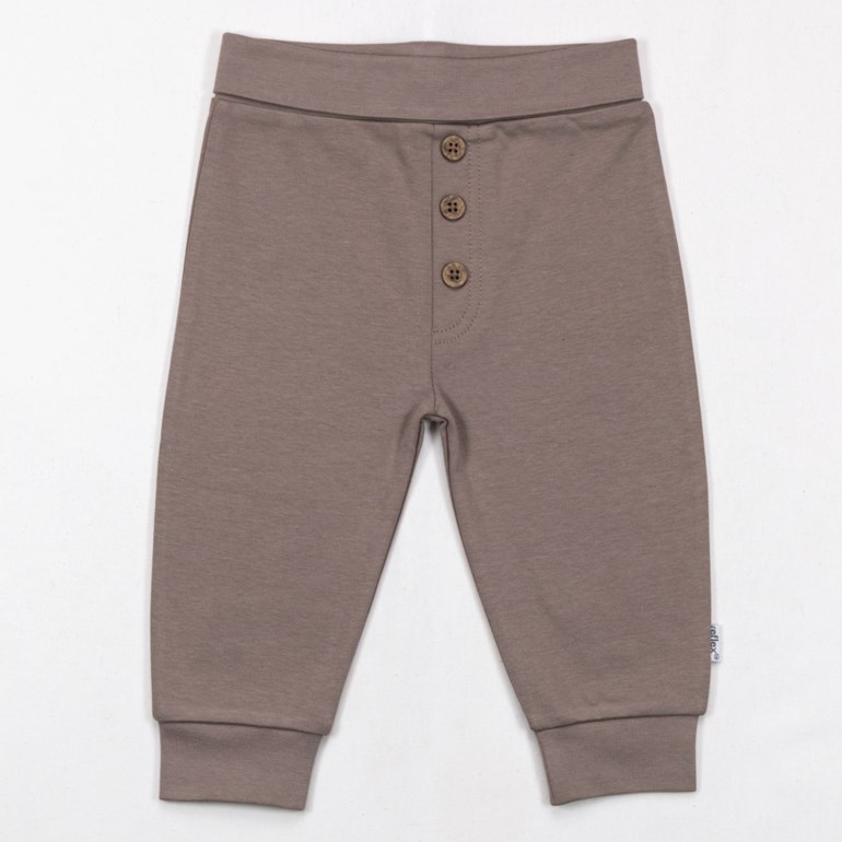 Brune babybukser i jersey med elastisk midje, tre dekorative knapper og ribbestrikkede mansjetter.