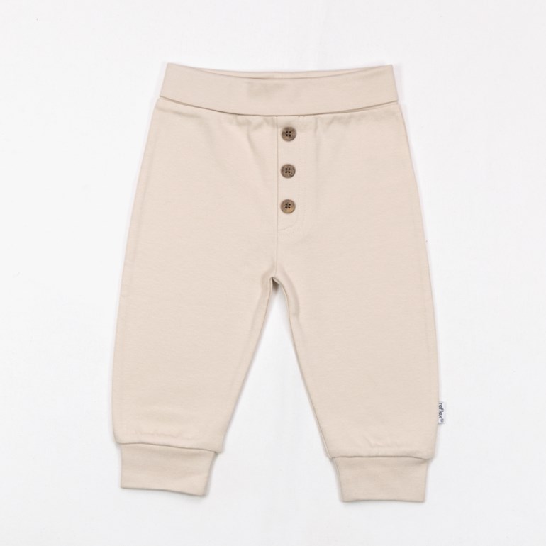 Frontvisning av lysebeige babybukser med tre dekorative brune knapper og ribbestrikkede mansjetter.