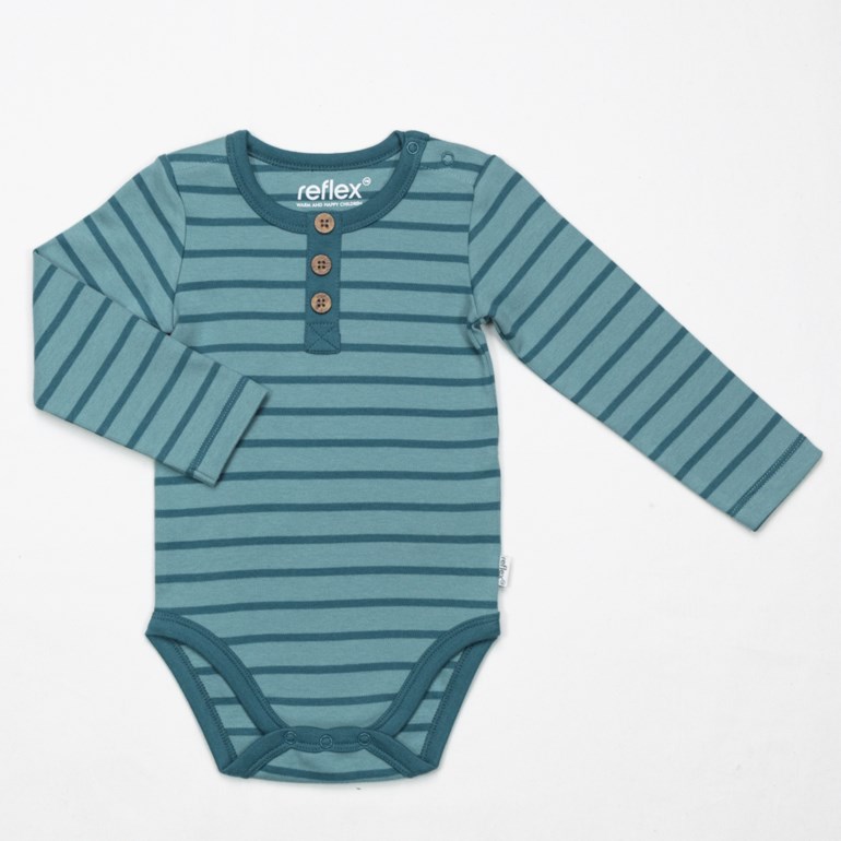 Langermet babybody i petrolblå med mørkeblå striper, rund hals, tre frontknapper og trykknapper i skrittet.