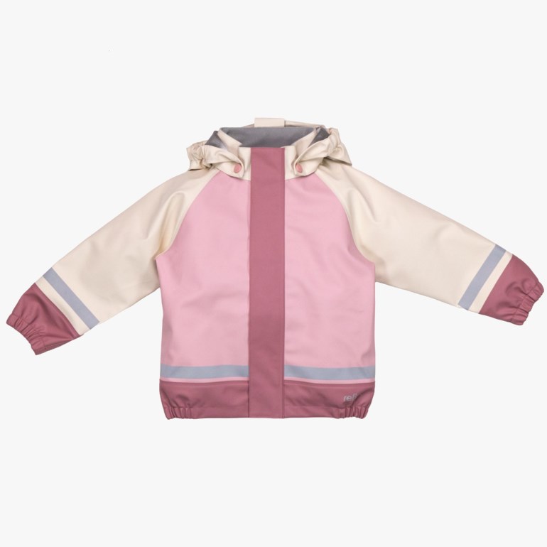 Barns lys rosa og kremfarget regnjakke med hette, mørk rosa detaljer og grå refleksstriper.