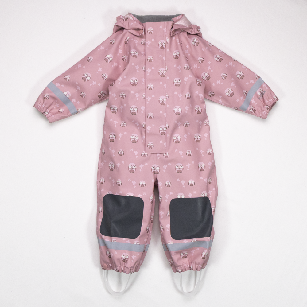 Rosa barne-regndress med uglemønster, hette, refleksstriper, forsterkede knær og elastiske fotstropper.