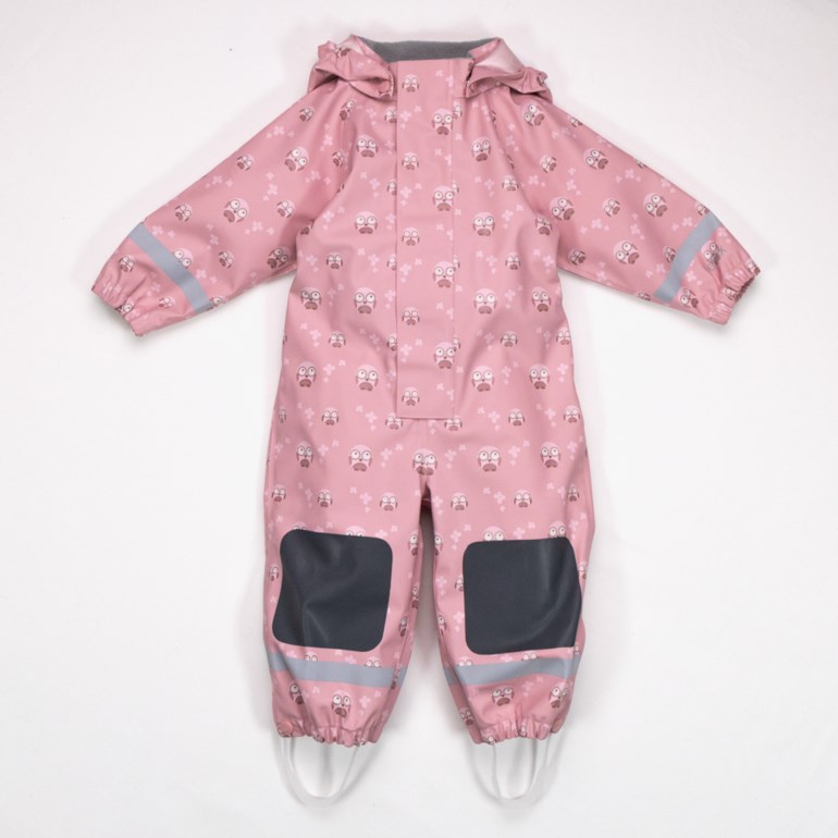 Rosa barne-regndress med uglemønster, hette, refleksstriper, forsterkede knær og elastiske fotstropper.