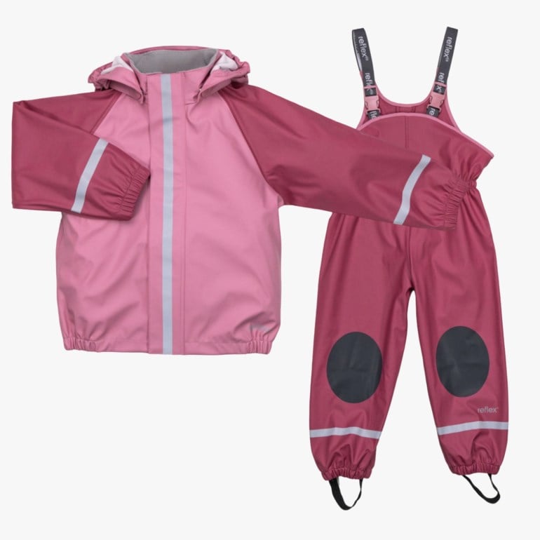 Barns rosa todelte regnsett: jakke med refleksstriper og mørkrosa selerbukser med knepatcher.