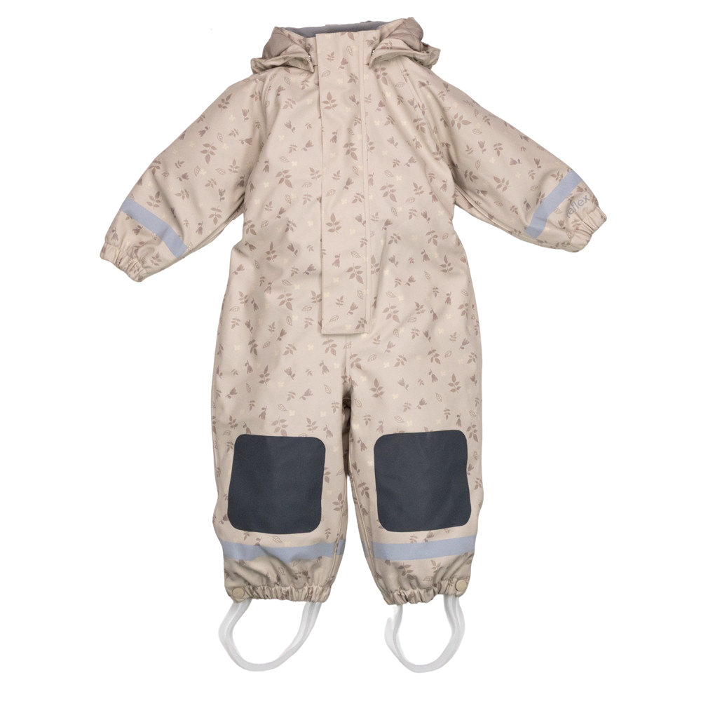 Regndress til barn i beige med brunt bladmønster, mørkegrå kneputer og refleksstriper på ermer og ben.