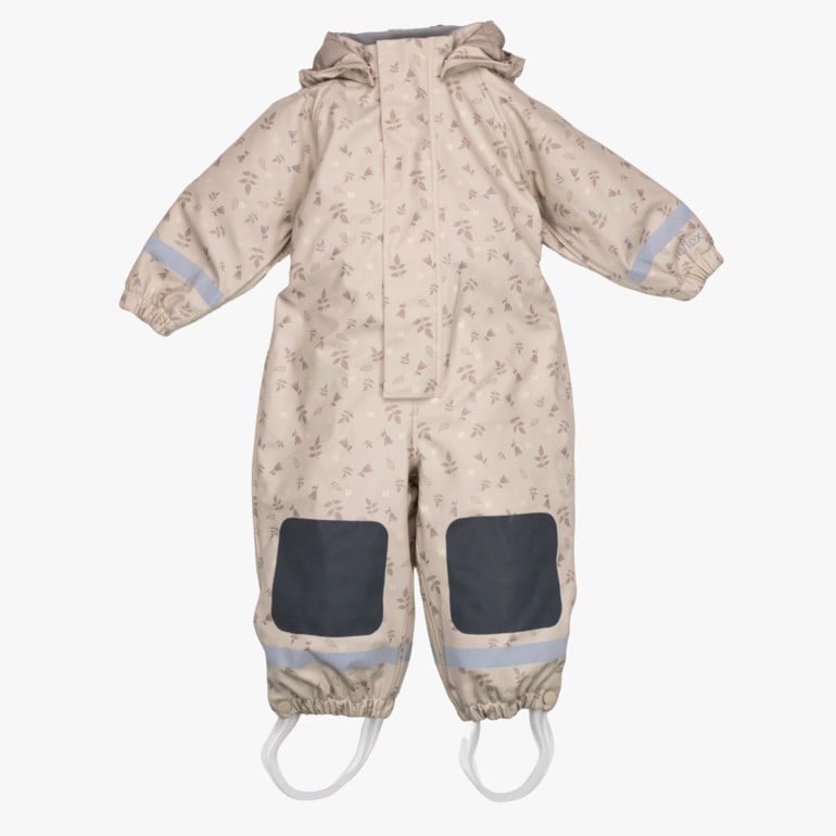 Regndress til barn i beige med brunt bladmønster, mørkegrå kneputer og refleksstriper på ermer og ben.