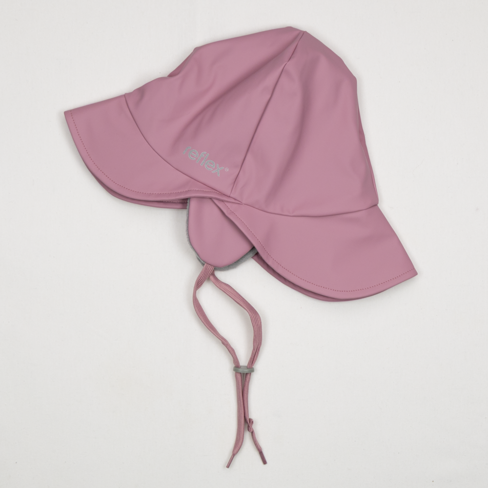Rosa barne-regnhatt med øreklaffer og justerbar hakestropp, med en grå logo foran.