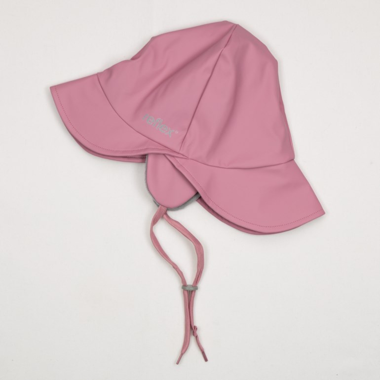 Rosa barne-regnhatt med øreklaffer og justerbar hakestropp, med en grå logo foran.
