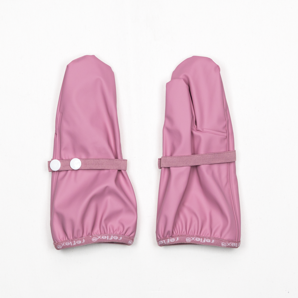 Et par rosa vanntette votter med strikk i håndleddet, trykknapper og reflekslogo på mansjettene.