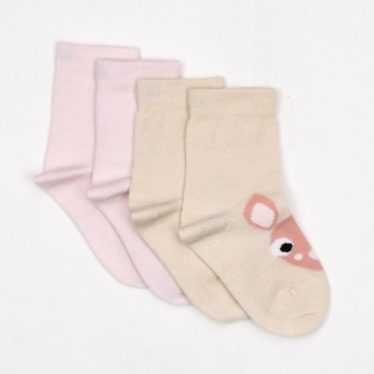 Ett par beige sokker med rosa rådyransikt mønster og to par ensfargede rosa babysokker.
