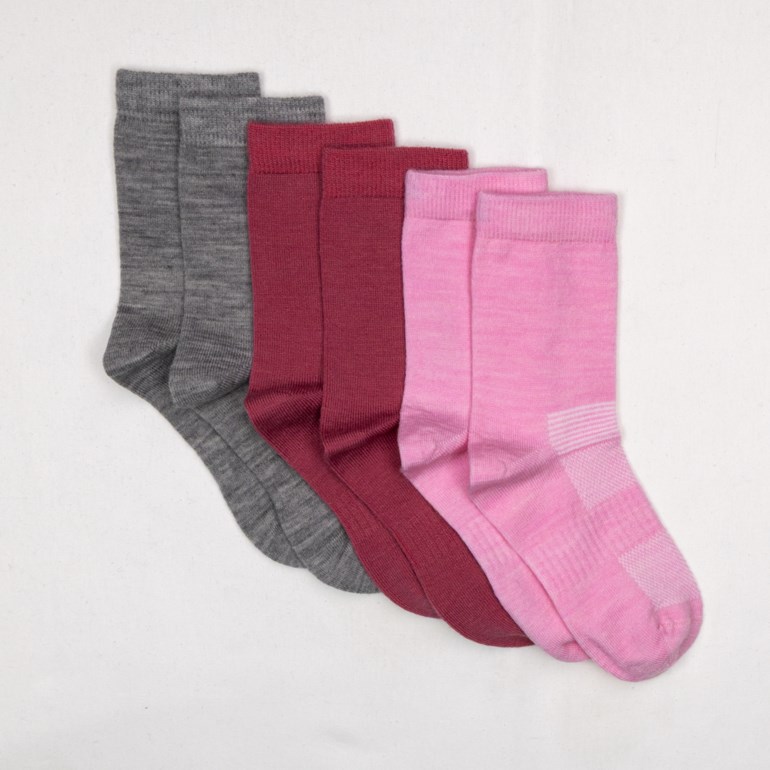 Tre par mellomhøye strikkede sokker i grått, mørkerødt og rosa.