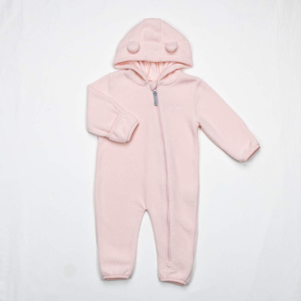 Rosa babyfleeceoverall med hette, små ører og glidelåslukking foran.