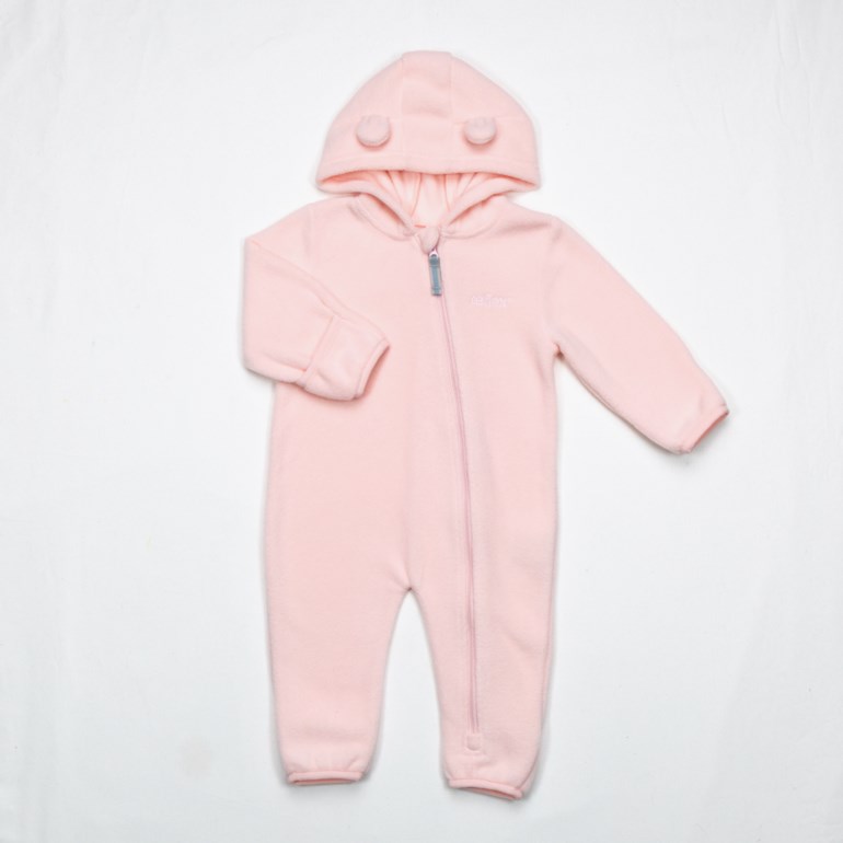 Rosa babyfleeceoverall med hette, små ører og glidelåslukking foran.