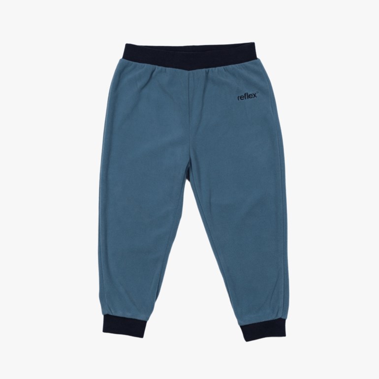 Blågrå fleecejoggebukse med mørkeblått elastisk liv og mansjetter, med en liten svart logo på høyre lår.