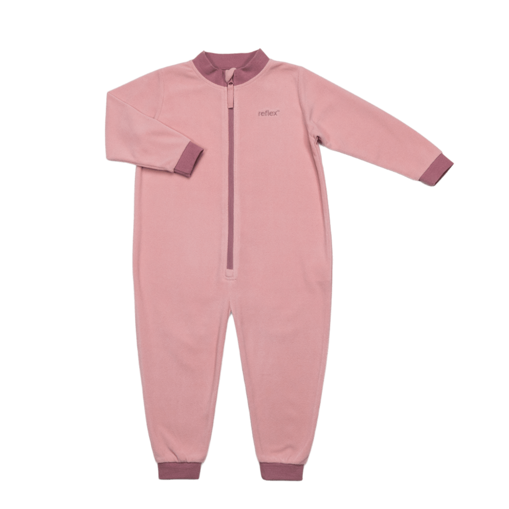 En lys rosa fleeceoverall for barn med hel glidelås, mørkere rosa ribbet krage og matchende mansjetter.