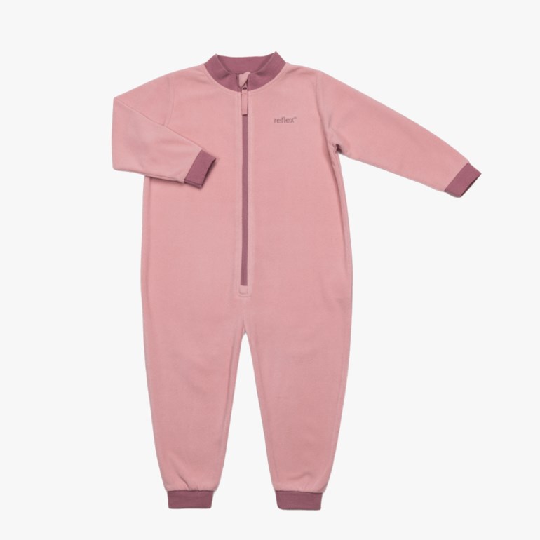 En lys rosa fleeceoverall for barn med hel glidelås, mørkere rosa ribbet krage og matchende mansjetter.