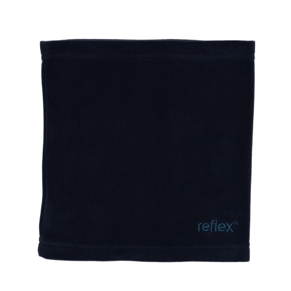 Mørkeblå fleecehalsvarmer med brodert 'reflex'-logo nederst til høyre.