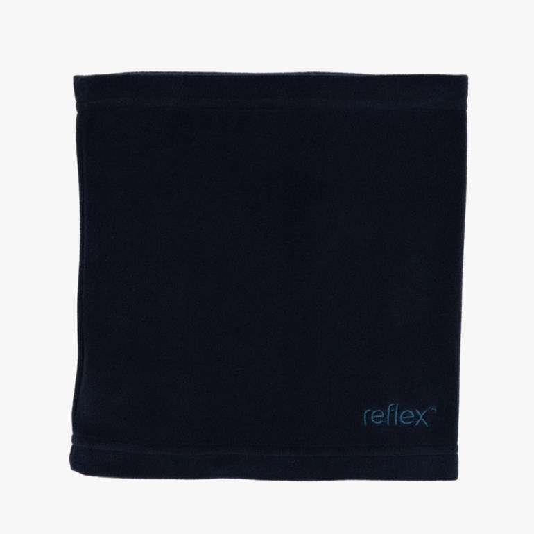 Mørkeblå fleecehalsvarmer med brodert 'reflex'-logo nederst til høyre.