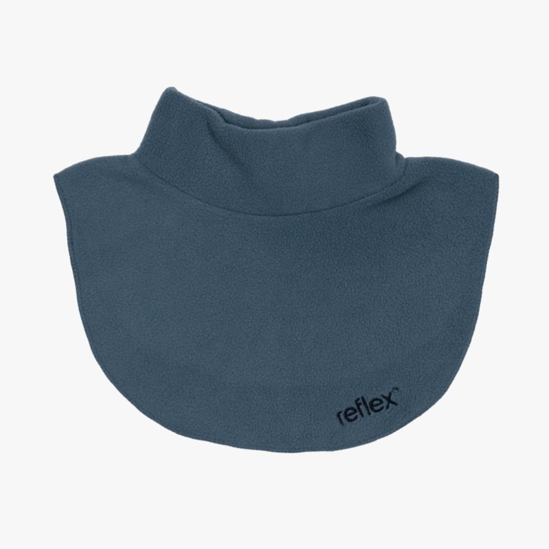 Mørk blågrå fleece-polokrage med 'reflex'-logo og avrundet nederkant.