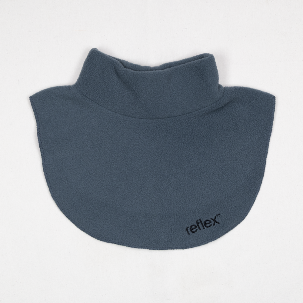 Mørk blågrå fleece-polokrage med 'reflex'-logo og avrundet nederkant.